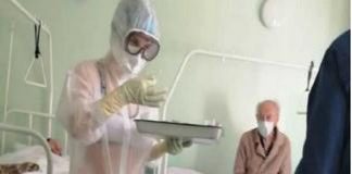 Asistentă, în bikini şi sutien în faţa pacienţilor infectaţi cu COVID-19 Sursa : Newstula.ru
