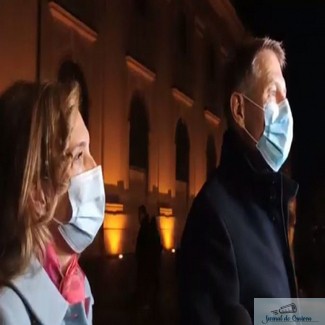 VIDEO : Klaus Iohannis și soția sa participă la slujba de Înviere în Sibiu