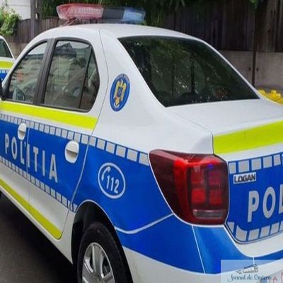Un șofer a intrat cu mașina direct într-o stație de tramvai din Craiova. Două tinere au fost rănite ...