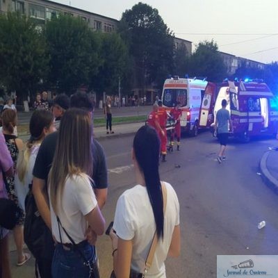 Craiova : Urmărire a Poliţiei, încheiată cu un accident rutier. O tânără de 20 de ani a fost rănită