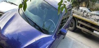 S-a rupt asfaltul sub o maşină pe bulevardul Dacia