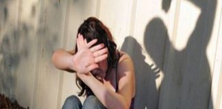 Copilă de 14 ani, violată de tatăl vitreg