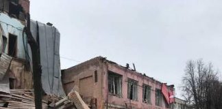 Teatru bombardat în Mariupol . Aproximativ 130 de oameni au fost scoși din ruine