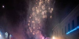 Mii de craioveni au sărbătorit în stradă intrarea în noul an.