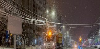 50 de utilaje îndepărtează zăpada din Craiova