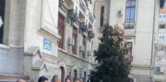 Taximetristii craioveni au protestat in Piata Mihai Viteazu ..